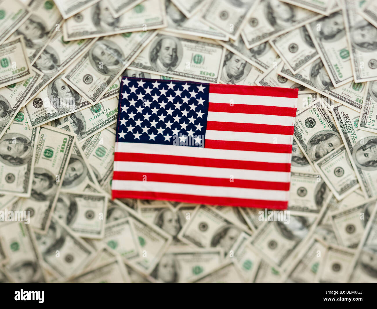 Symbolische US-Flagge mit US-Dollar als Hintergrund Stockfoto