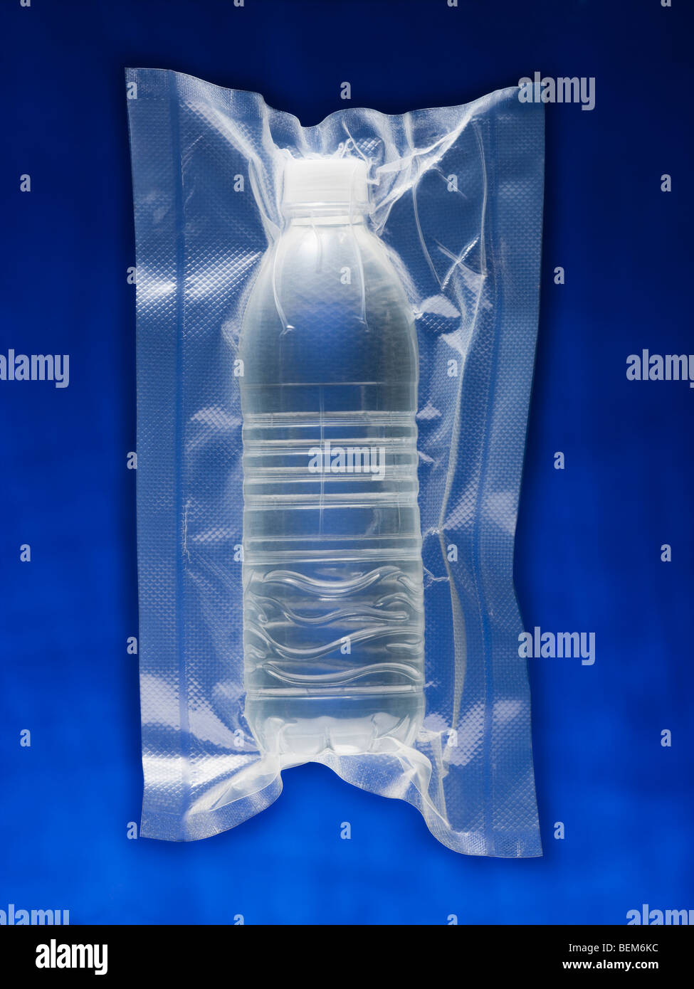 Shrink gewickelt Wasserflasche Stockfoto