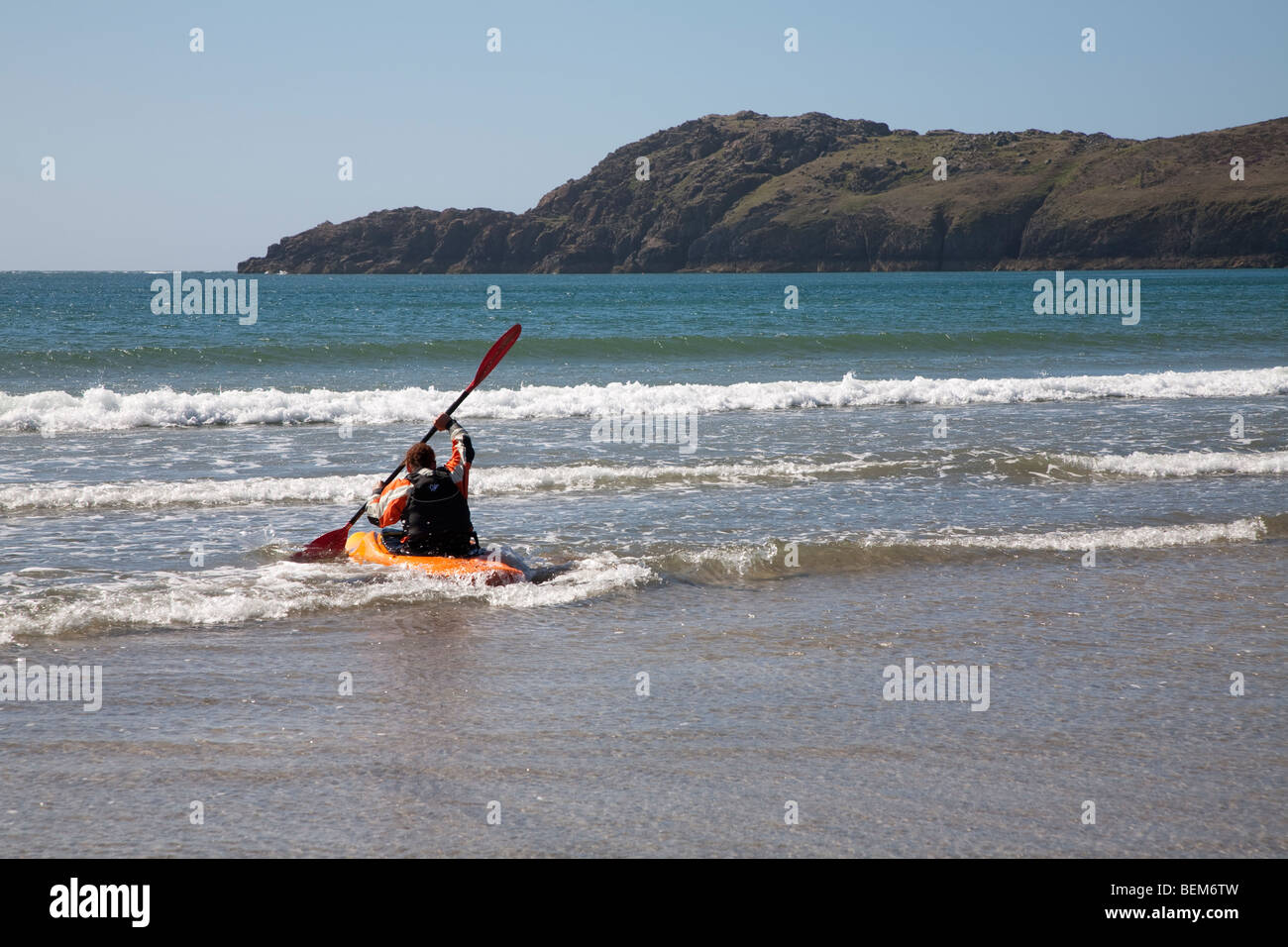 SURF KANU WHITESANDS BAY ST DAVIDS PEMBROKESHIRE WEST WALES UK Stockfoto
