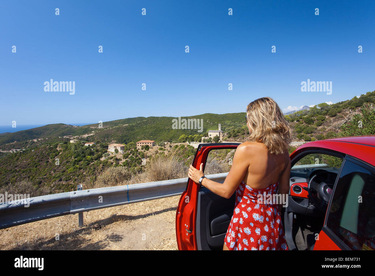 Sardinien-Auto-Tour mit Fiat 500. Panoramablick über die Region Sardinien mit einer Frau fahren. Italien-Auto-Tour. Stockfoto