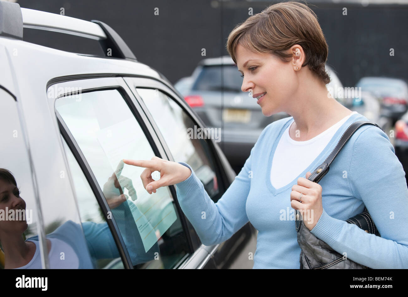 Frau shopping für Auto Stockfoto