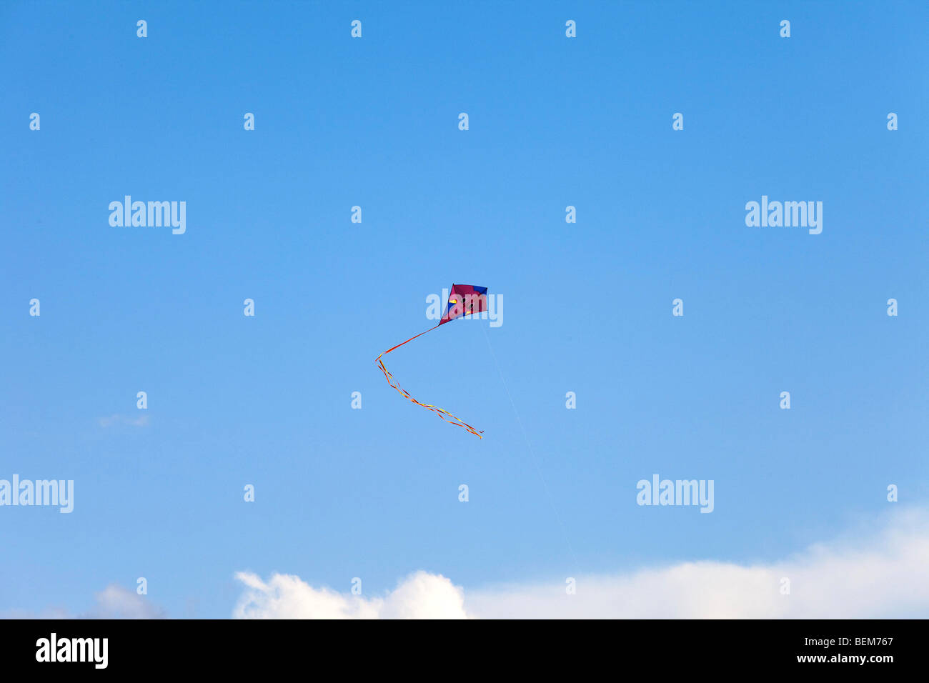 Kite in den blauen Himmel Stockfoto