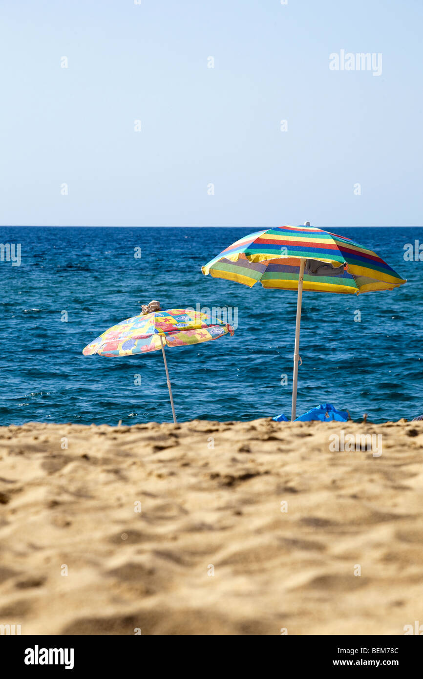 Piscinas Strand und die Sanddünen in der Nähe von Arbus, Medio Campidano-Bereich. Sardinien, Italien. Sonnenschirme Stockfoto