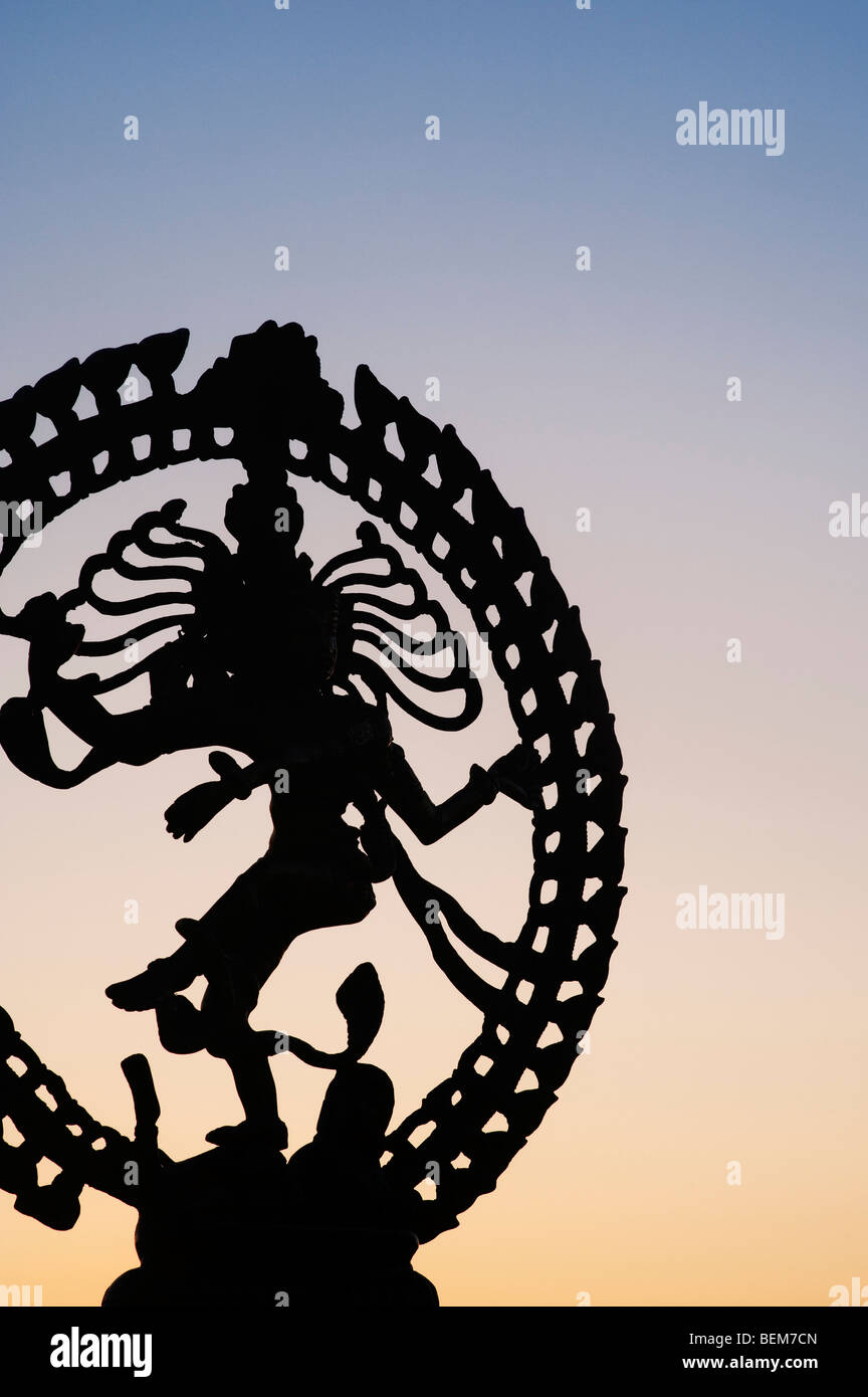 Tanzende Lord Shiva Statue, Nataraja Silhouette im Morgengrauen in Indien Stockfoto