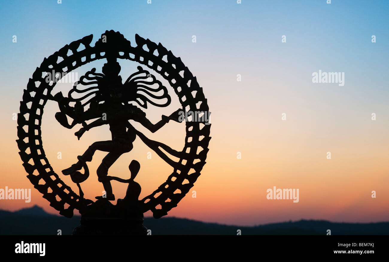 Tanzende Lord Shiva Statue, Nataraja Silhouette im Morgengrauen in Indien Stockfoto
