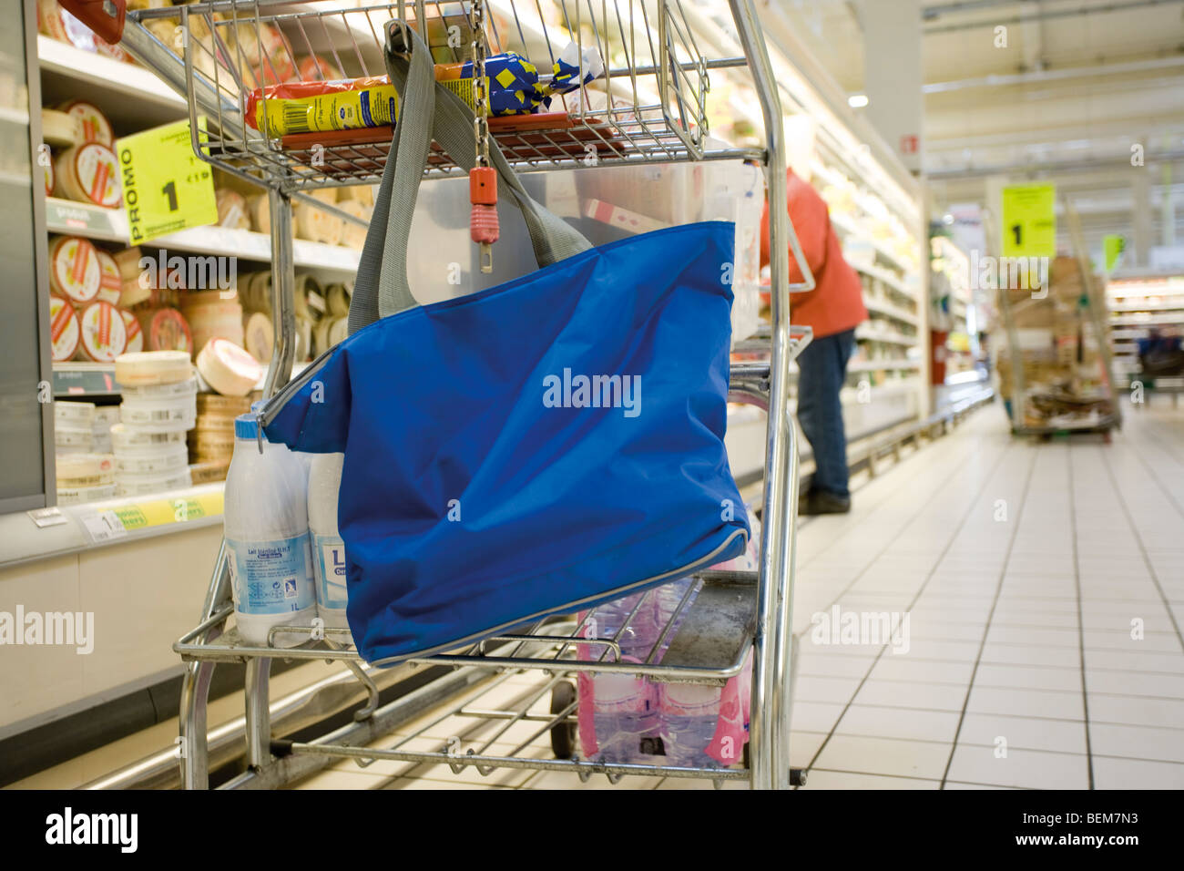 Wiederverwendbare Einkaufstasche aus Einkaufswagen im Supermarkt hängen Stockfoto