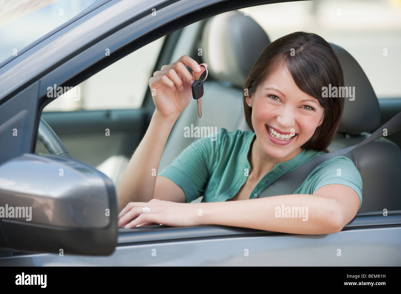 Frau Auto einkaufen Stockfoto