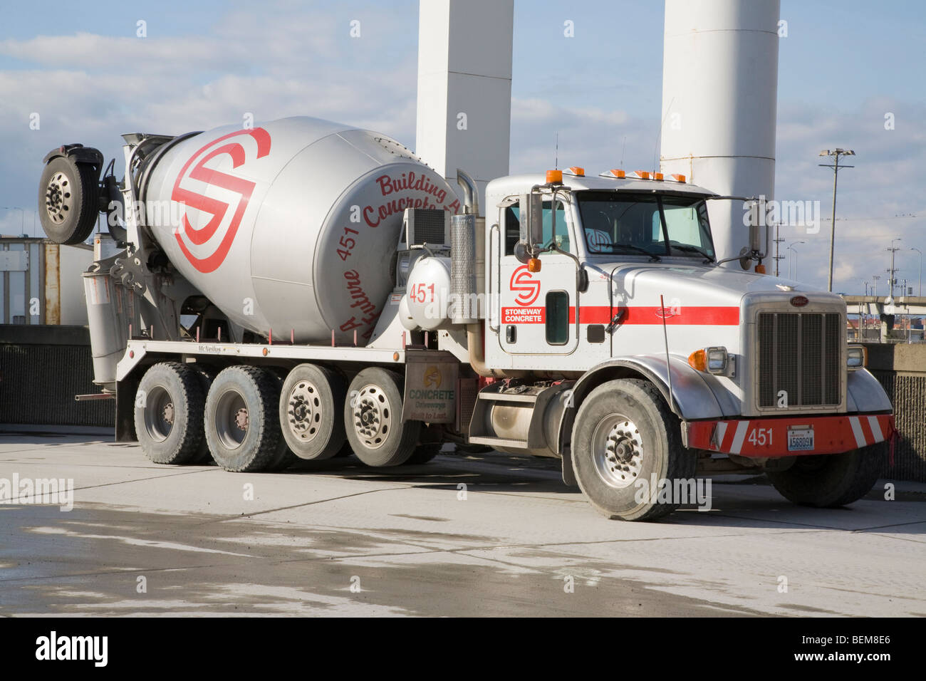 Eine Seitenansicht des Zement-LKW im Stoneway Beton-Werk. Seattle, Washington, USA Stockfoto