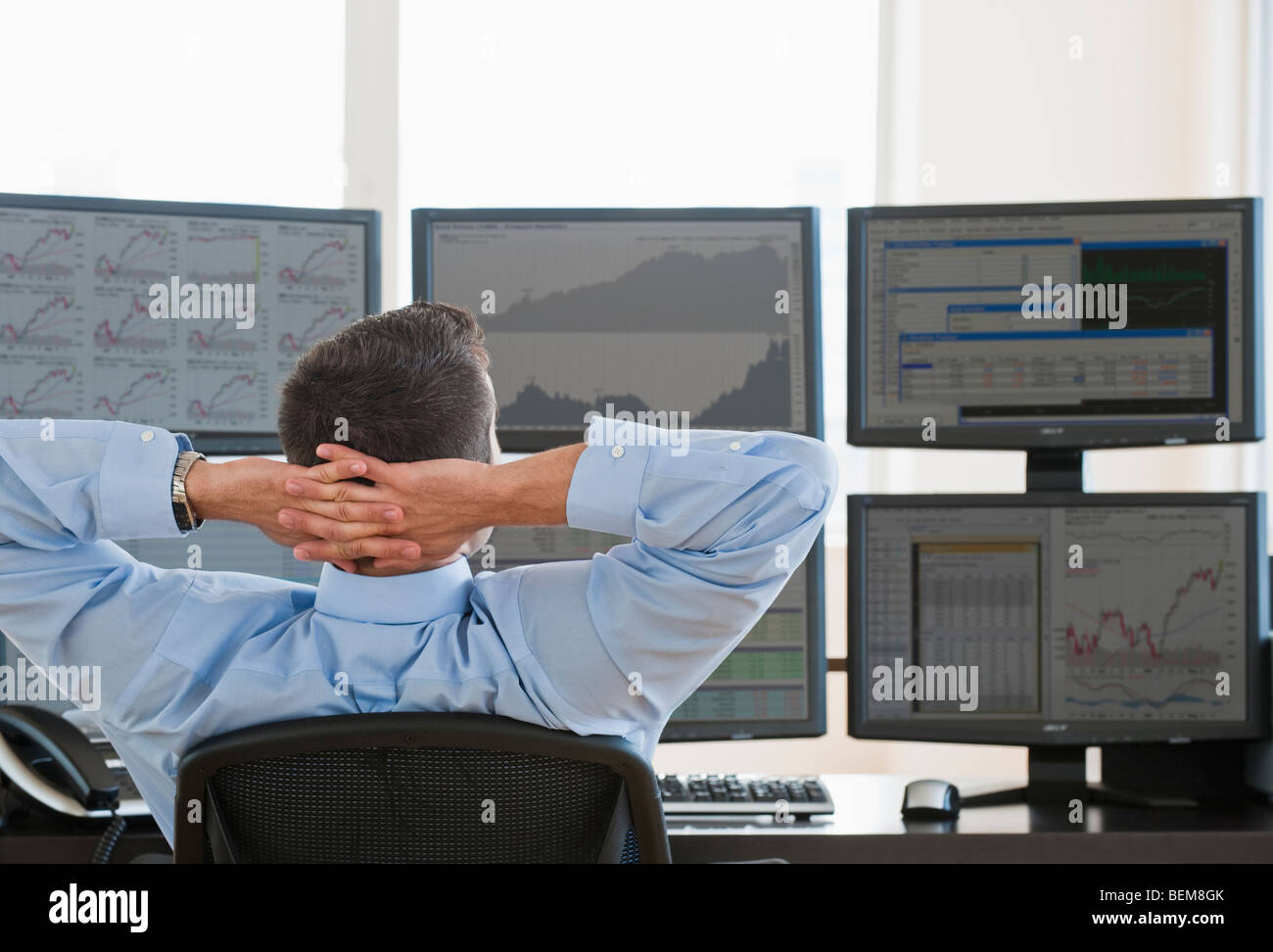 Entspannte männlichen Trader bei der Arbeit Stockfoto