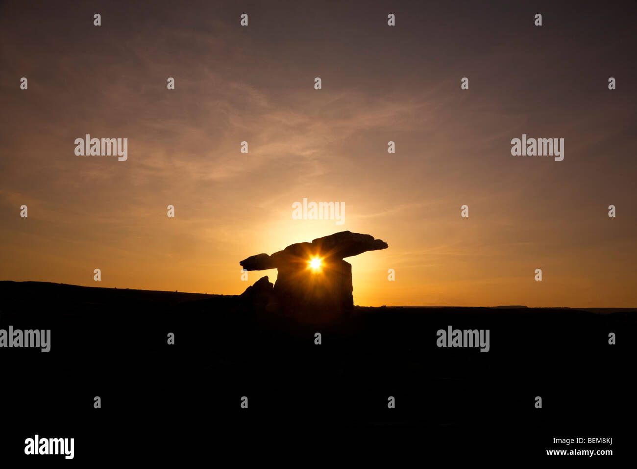 Die 6.000 Jahre alten Poulnabrone Dolmen (Portal Tomb), The Burren, County Clare, Irland Stockfoto