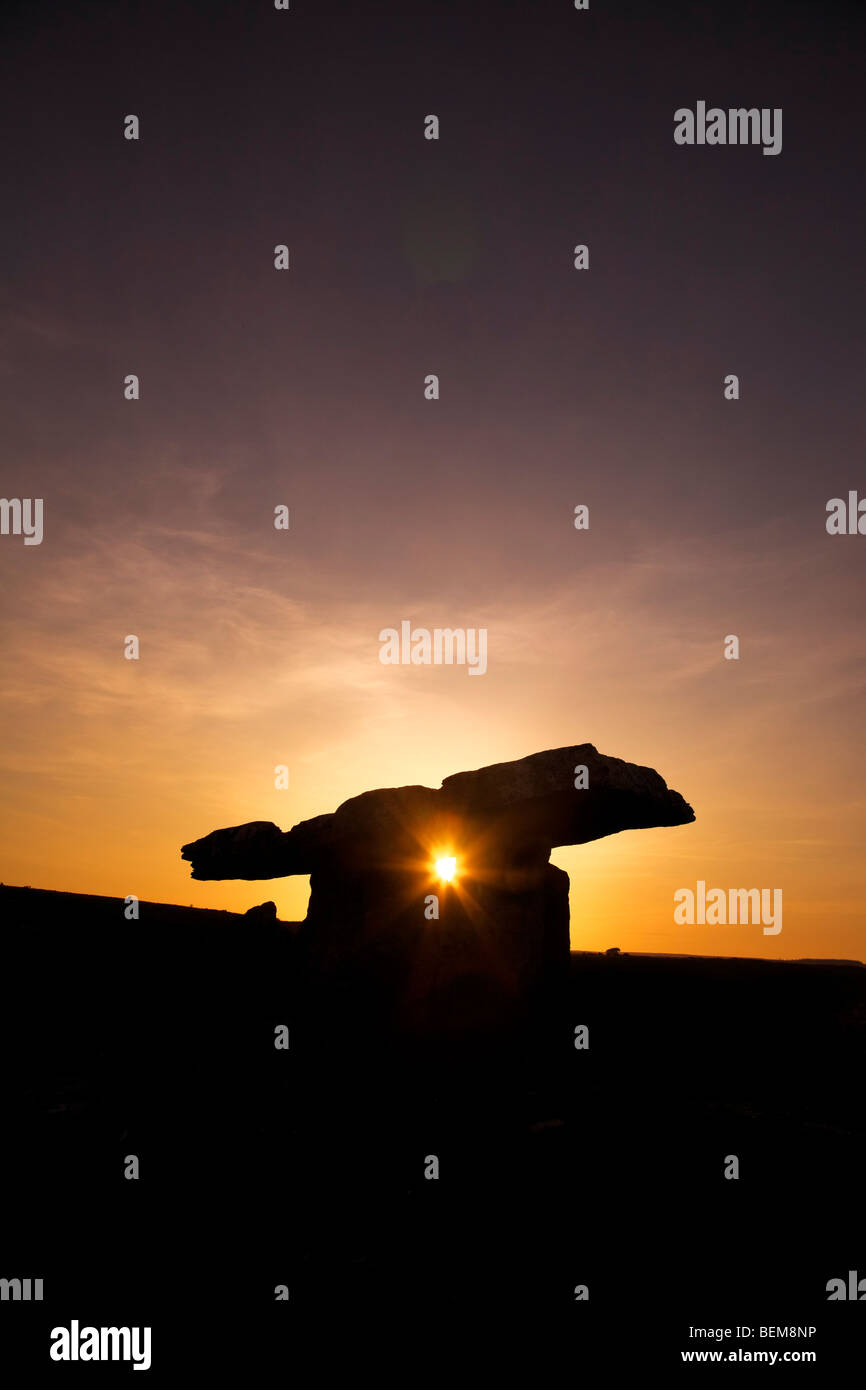 Die 6.000 Jahre alten Poulnabrone Dolmen (Portal Tomb), The Burren, County Clare, Irland Stockfoto