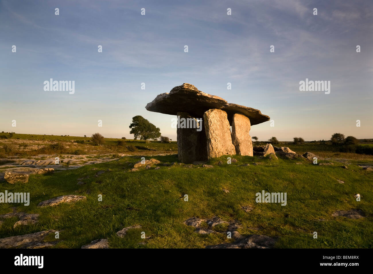 Die 6.000 Jahre alten Poulnabrone Dolmen (oder Portal Tomb), The Burren, County Clare, Irland Stockfoto