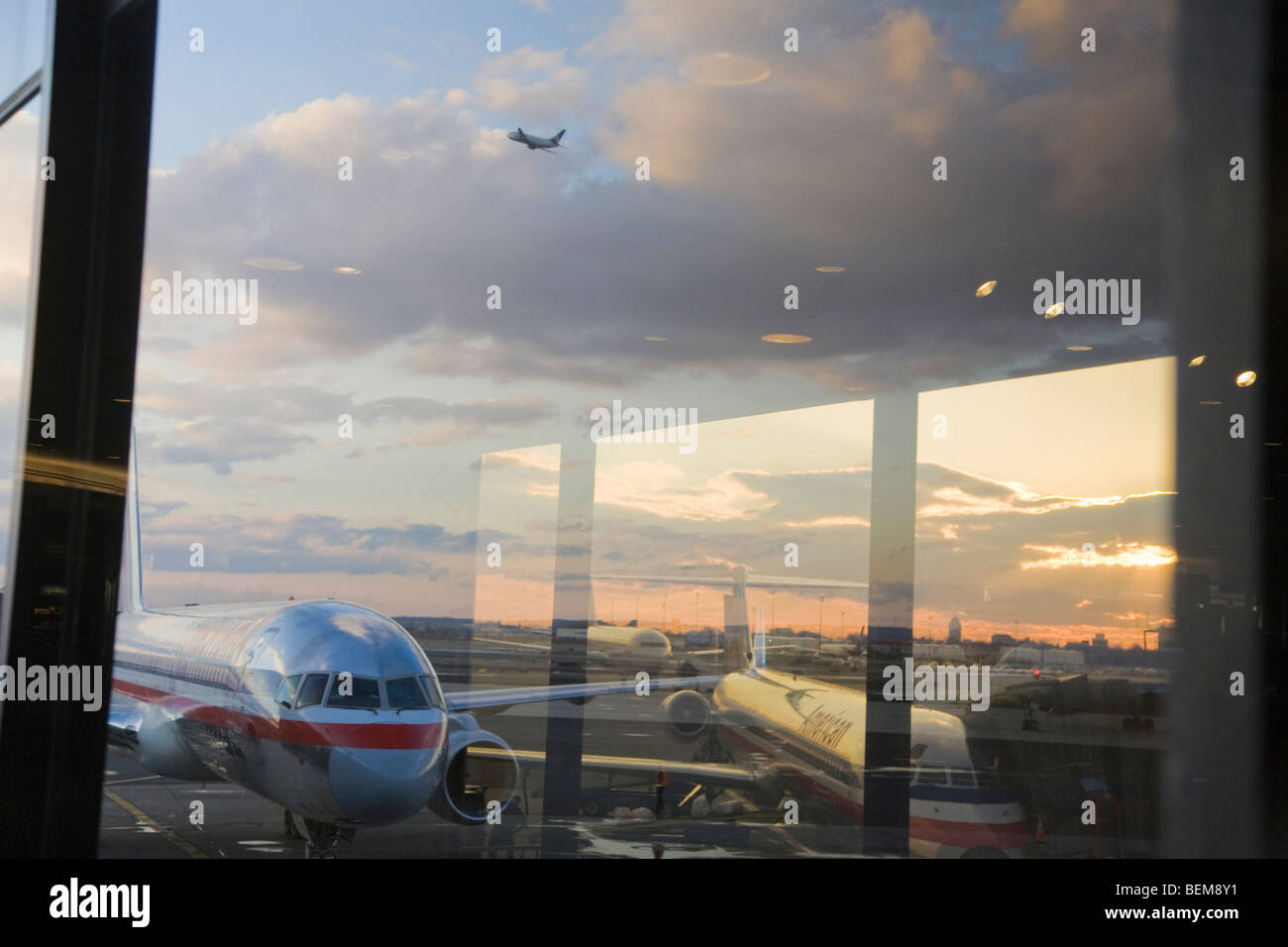 Flugzeuge und der Newark Liberty International Airport reflektiert Glasfenster in der Dämmerung. Newark, New Jersey, USA Stockfoto