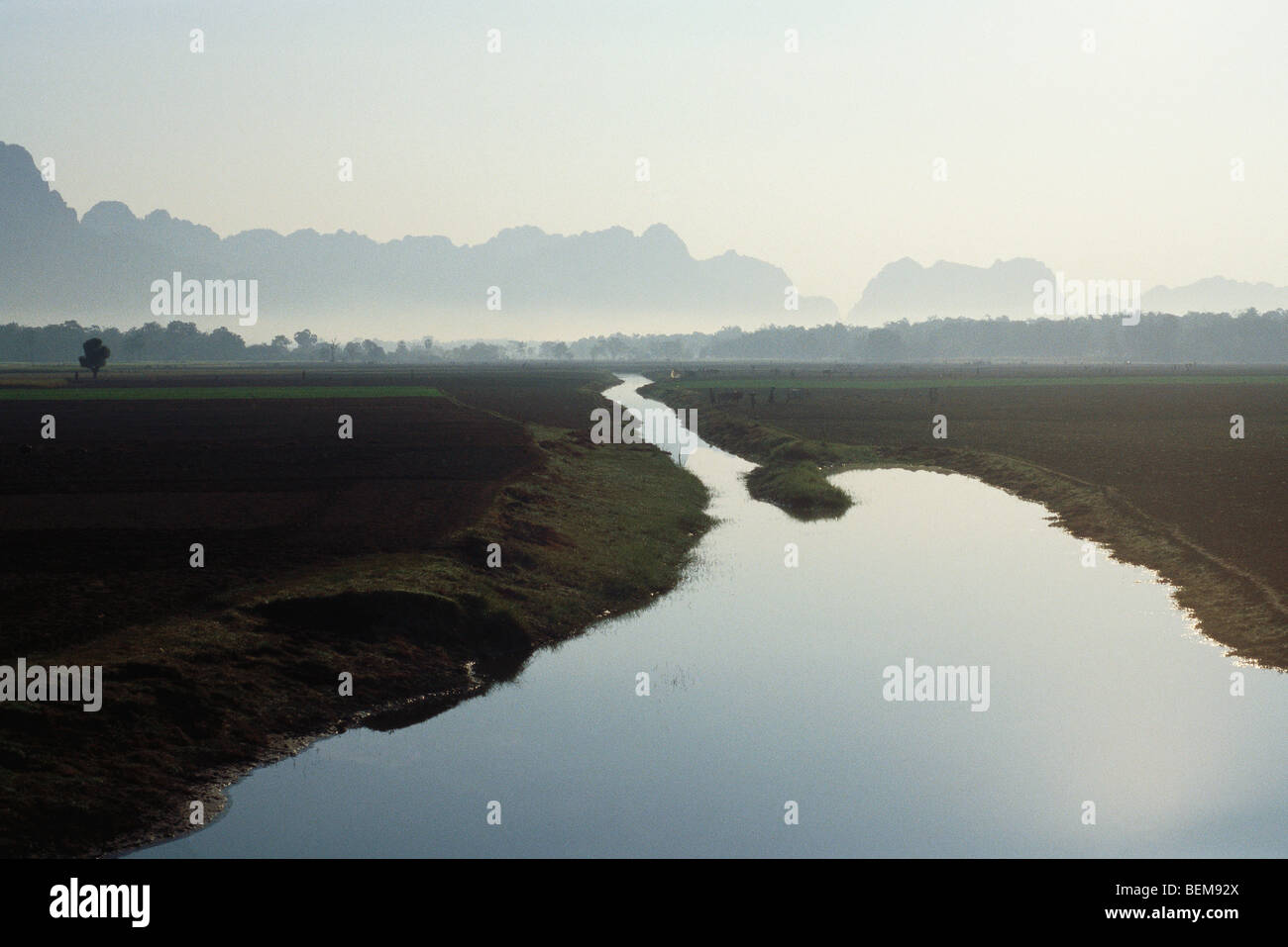 Myanmar (Burma), Landschaft mit Feldern und Bewässerung Graben, Berge im Hintergrund Stockfoto