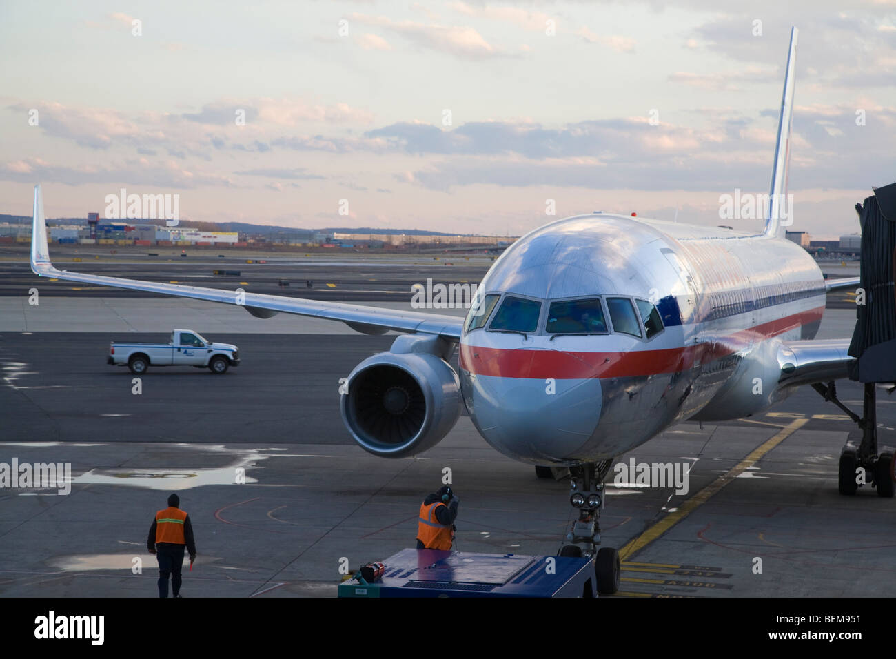 Eine Frontansicht ein American Airlines Passagierflugzeug am Flughafen Newark. Newark, New Jersey, USA Stockfoto