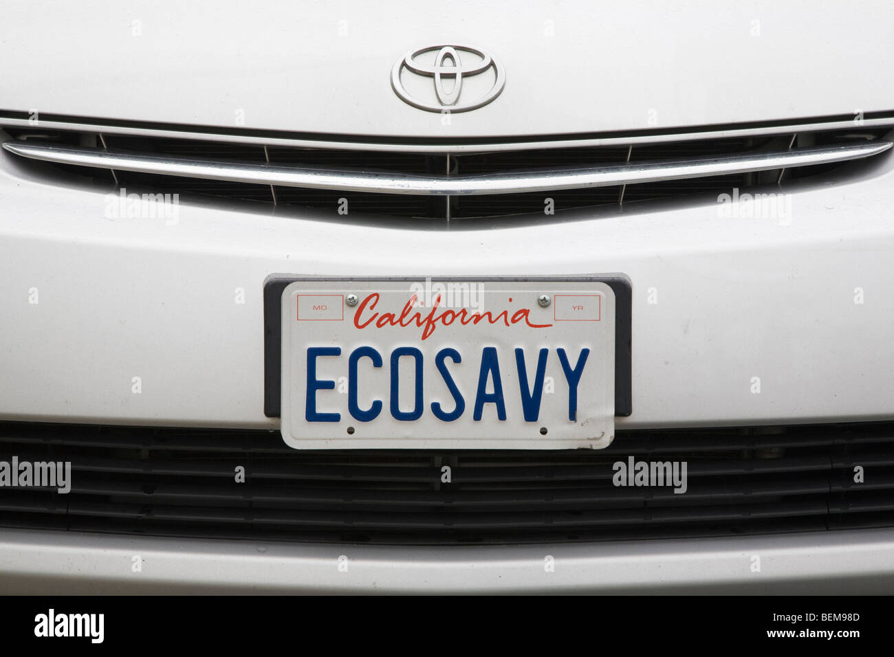 Eine Nahaufnahme von einem "ECOSAVY" (Eco versierte) Nummernschild auf Toyota Prius Hybrid. Millbrae, Kalifornien, USA Stockfoto