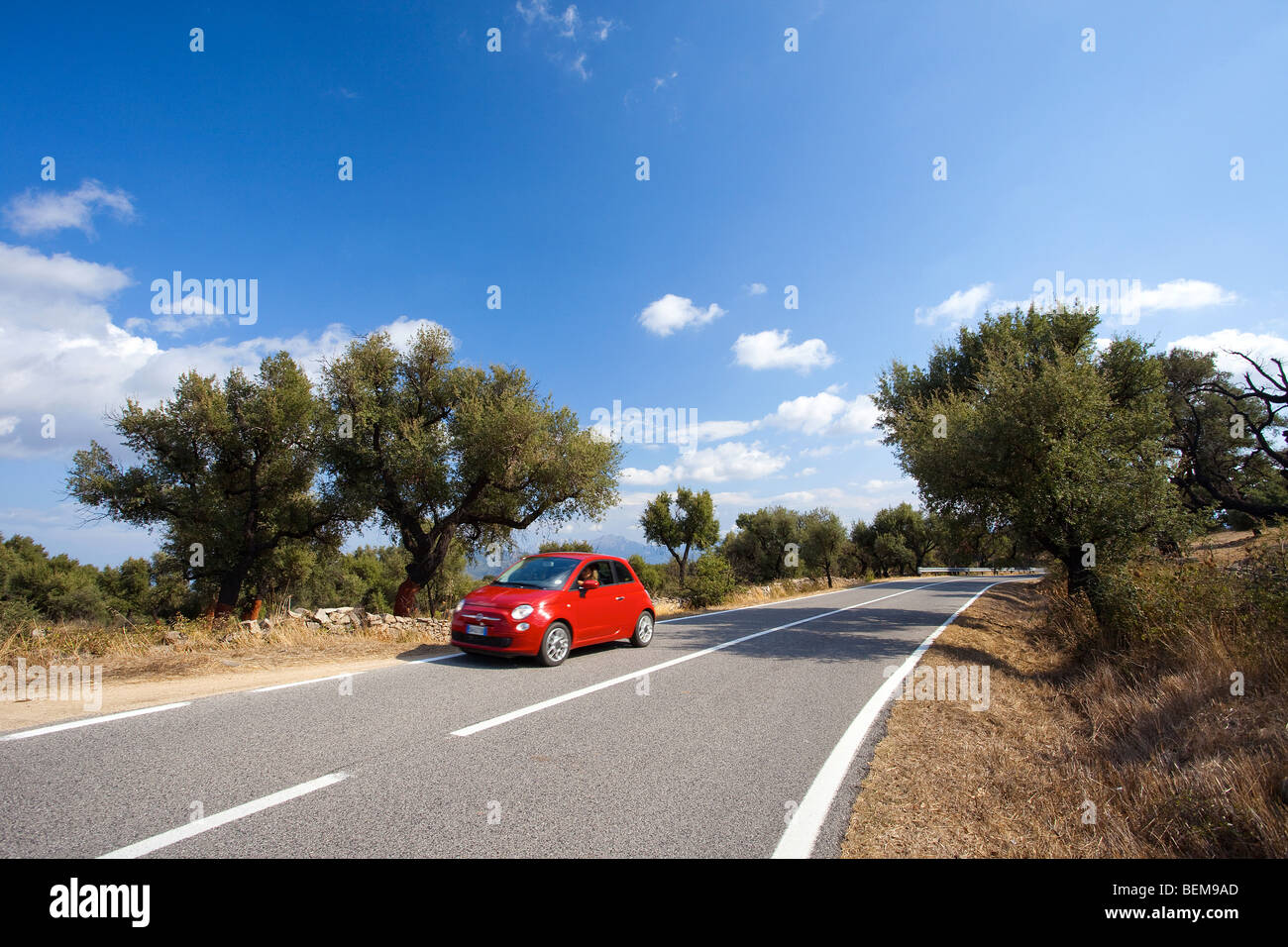 Sardinien-Auto-Tour mit Fiat 500. Panoramablick über die Region Sardinien mit einer Frau fahren. Italien-Auto-Tour. Stockfoto