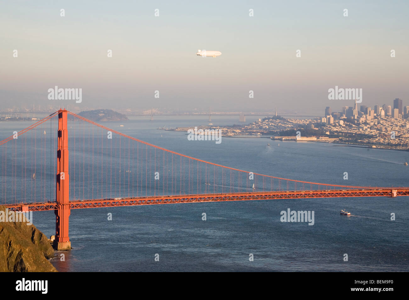 Golden Gate Bridge und die Innenstadt von San Francisco von Hawk Hill in die Marin Headlands betrachtet. Stockfoto