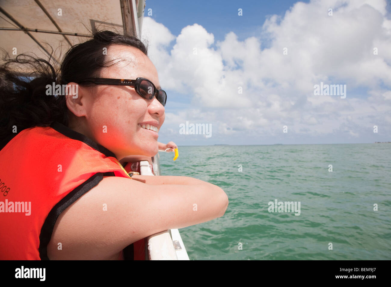 A Mitte Erwachsene Frau genießen Sie eine Bootsfahrt von Sandakan auf Selingan Insel (Turtle Island). Malaysien Stockfoto