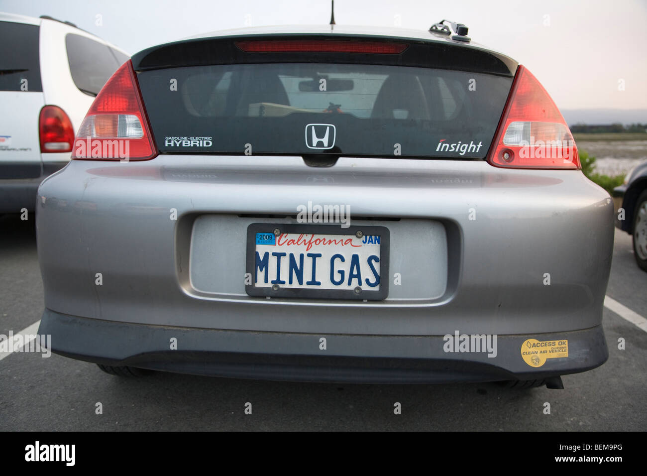 Ein "MINI GAS'Mini Gas" Nummernschild auf Honda Insight Hybrid-Auto. Palo Alto, Kalifornien, USA Stockfoto