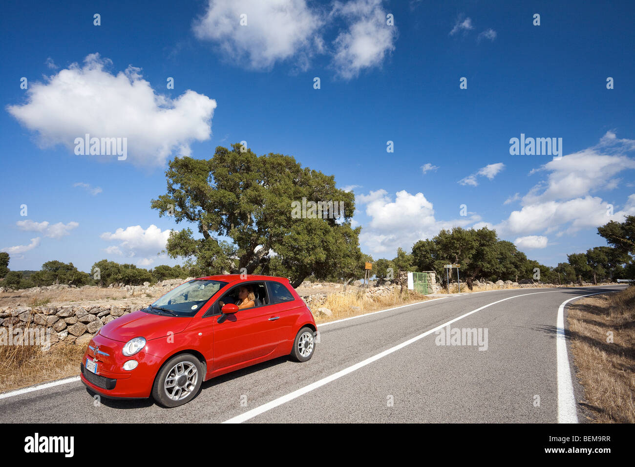 Sardinien-Auto-Tour mit Fiat 500. Panoramablick über die Region Sardinien mit einer Frau fahren. Italien-Auto-Tour. Stockfoto