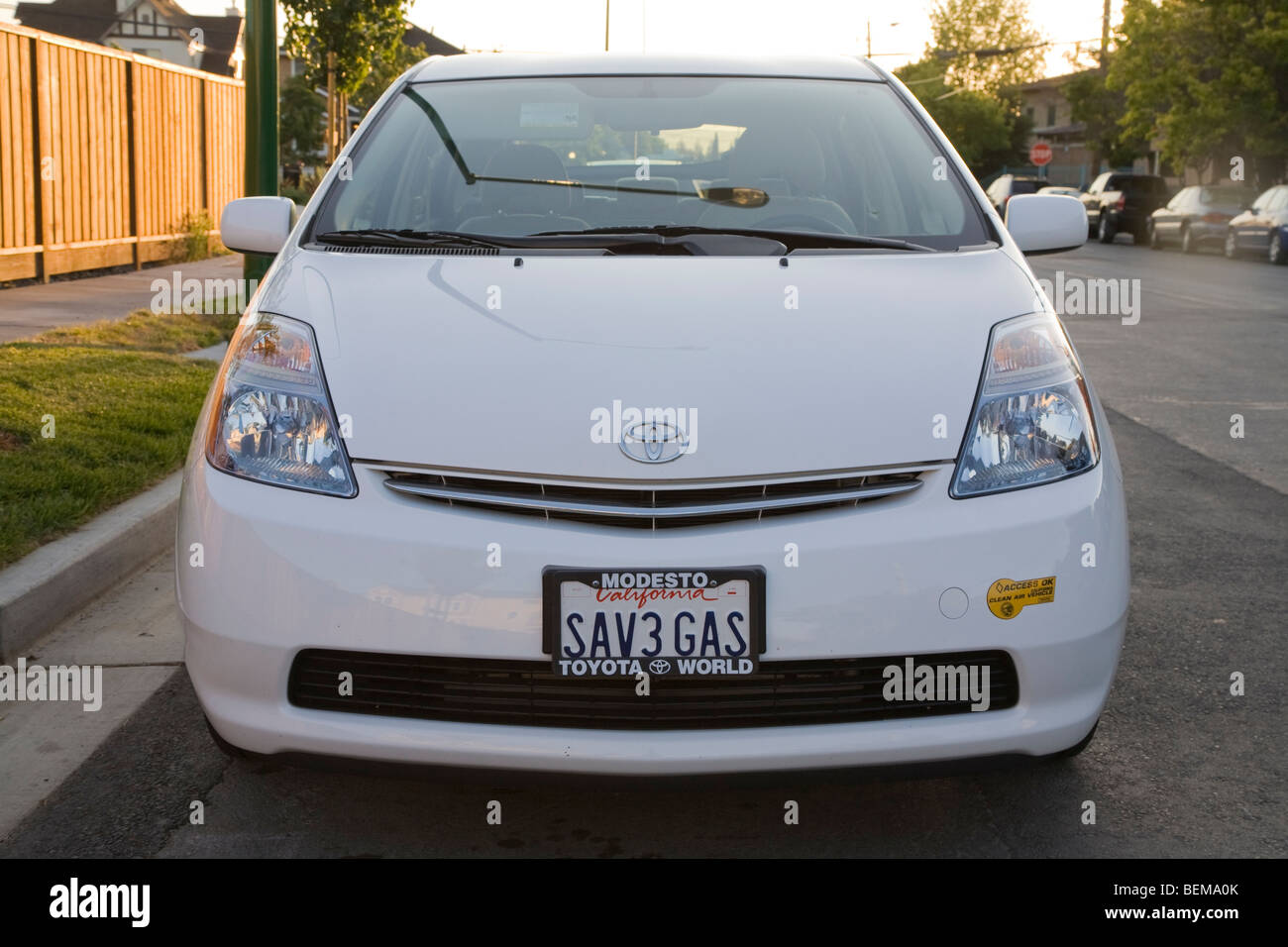Vorderansicht des weißen Toyota Prius mit einer "SAV3 GAS" (sparen Gas) Kennzeichen und eine saubere Luft-Fahrzeug-Aufkleber. Stockfoto