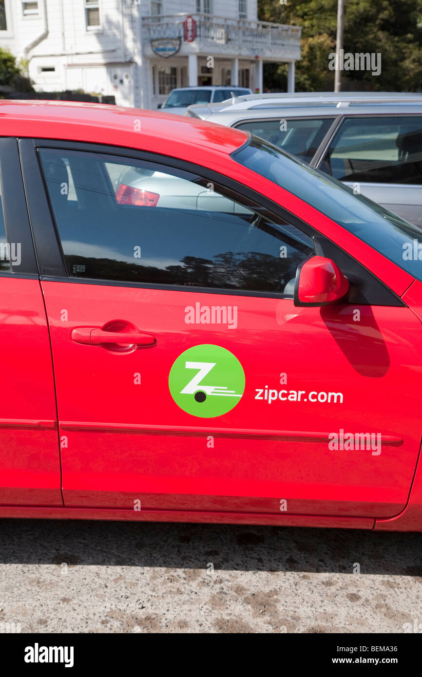 Eine Nahaufnahme von einem roten Auto durch das Carsharing-Unternehmen Zip Auto auf einem Parkplatz in Bolinas. Bolinas, Kalifornien, USA Stockfoto