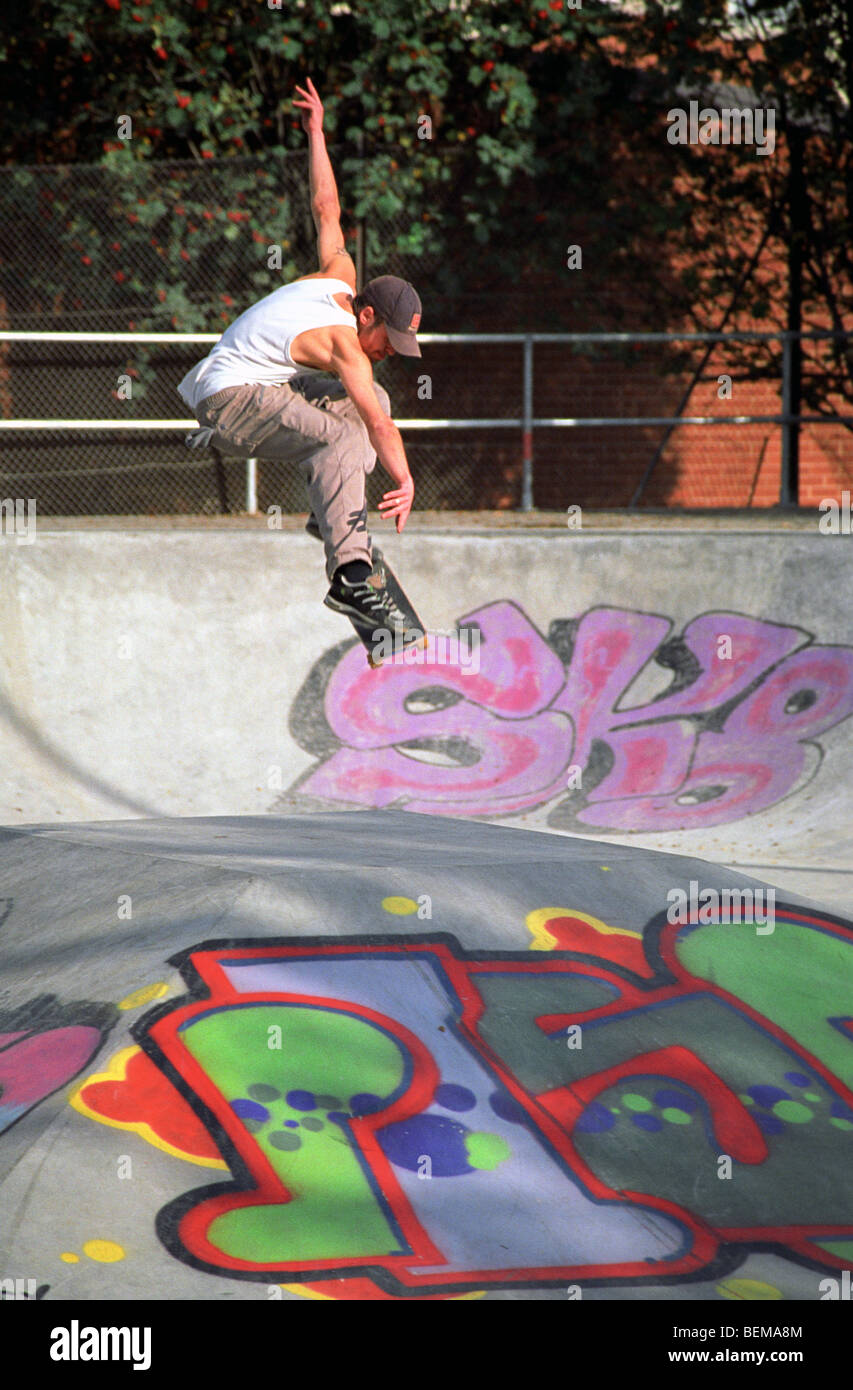 Eine junge männliche Skateboarder führt einen Trick in Devonshire Green Skate Park, Sheffield, South Yorkshire, Großbritannien. Stockfoto