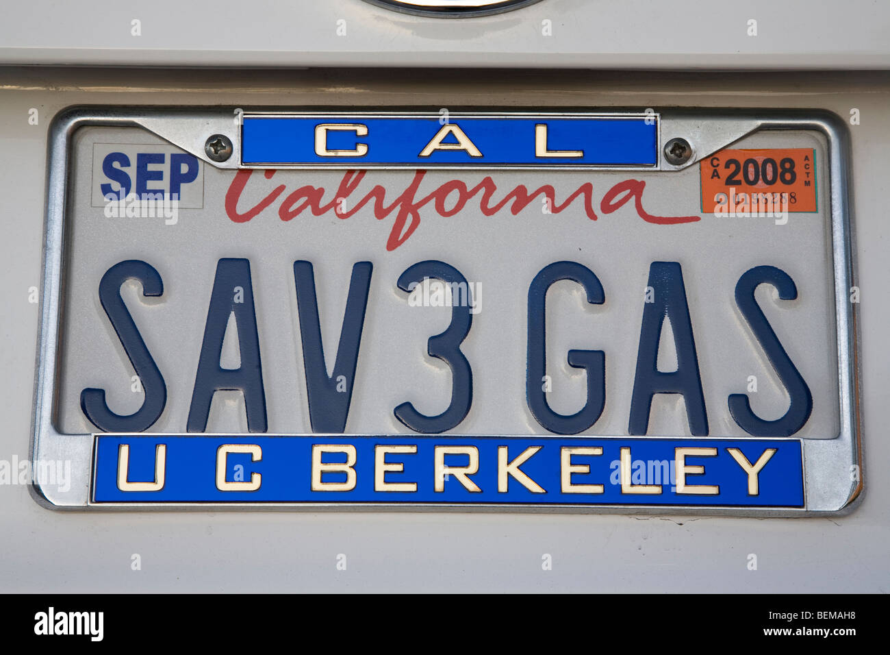 Nahaufnahme des "SAV3 GAS" (sparen Gas) Nummernschild mit einem UC Berkeley-Rahmen. Stockfoto