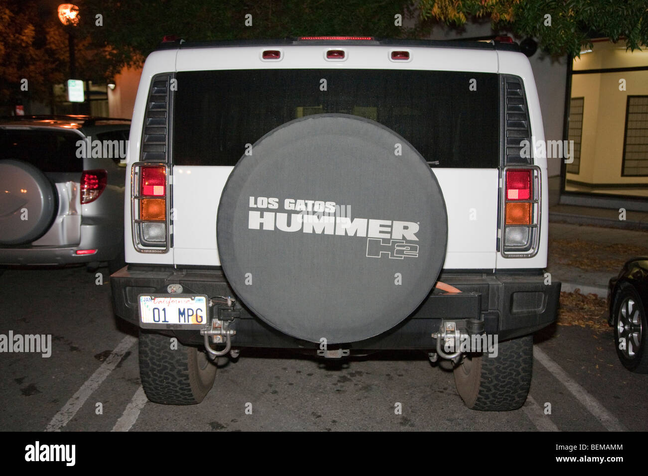 Gas fressenden Hummer H2 mit einer benutzerdefinierten Lizenz Platte 01 MPG (1 Meile pro Gallone). Stockfoto