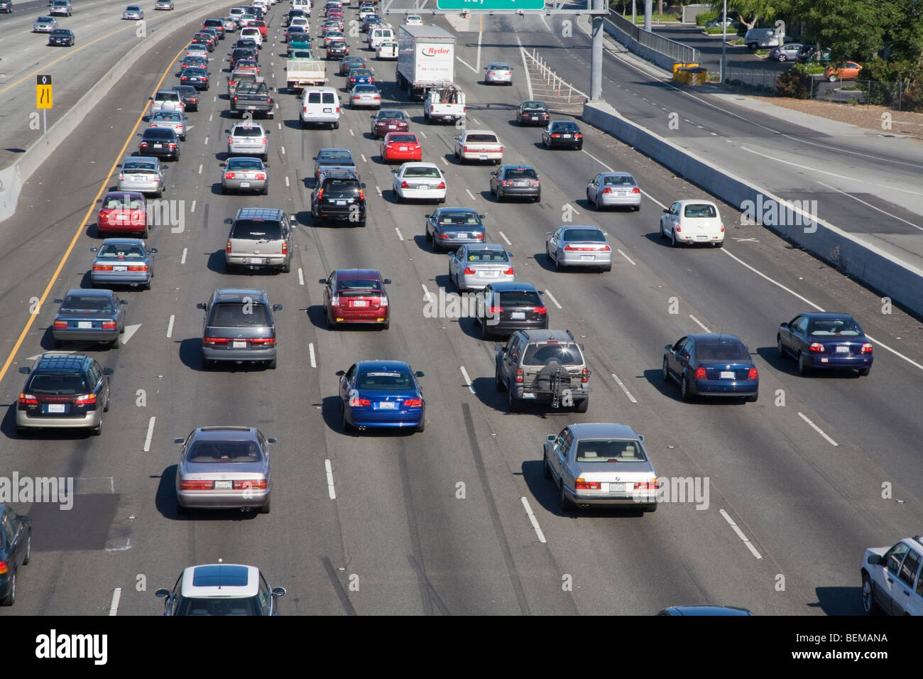 Einen hohen Winkel Blick auf einen morgendlichen Berufsverkehr auf eine in nördlicher Richtung Highway 101. Mountain View, Kalifornien, USA Stockfoto