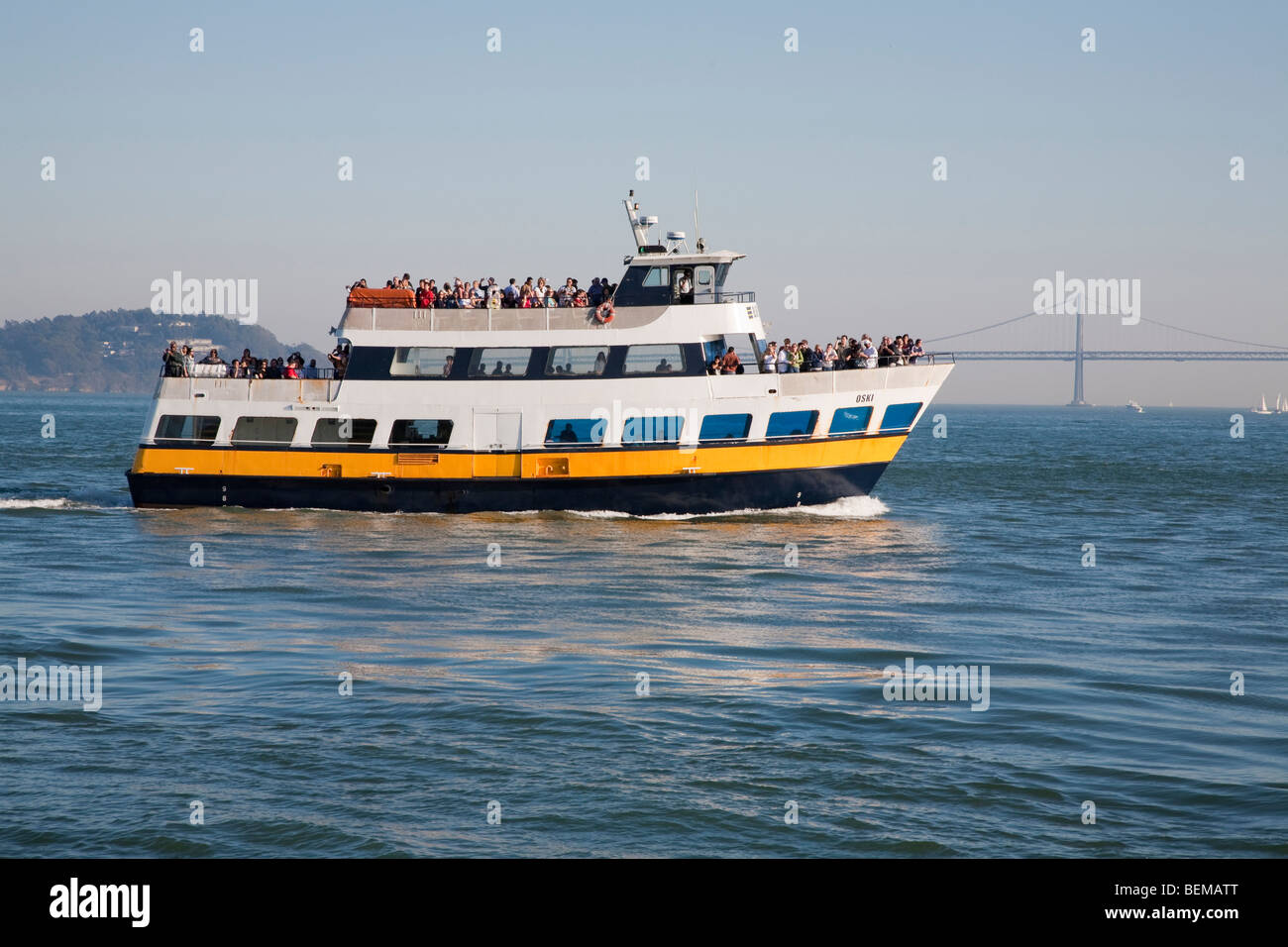 Wochenendtouristen auf Blau & Gold Fleet ferry auf der San Francisco Bay. Oakland Bay Bridge Bay Bridge im Hintergrund. Stockfoto