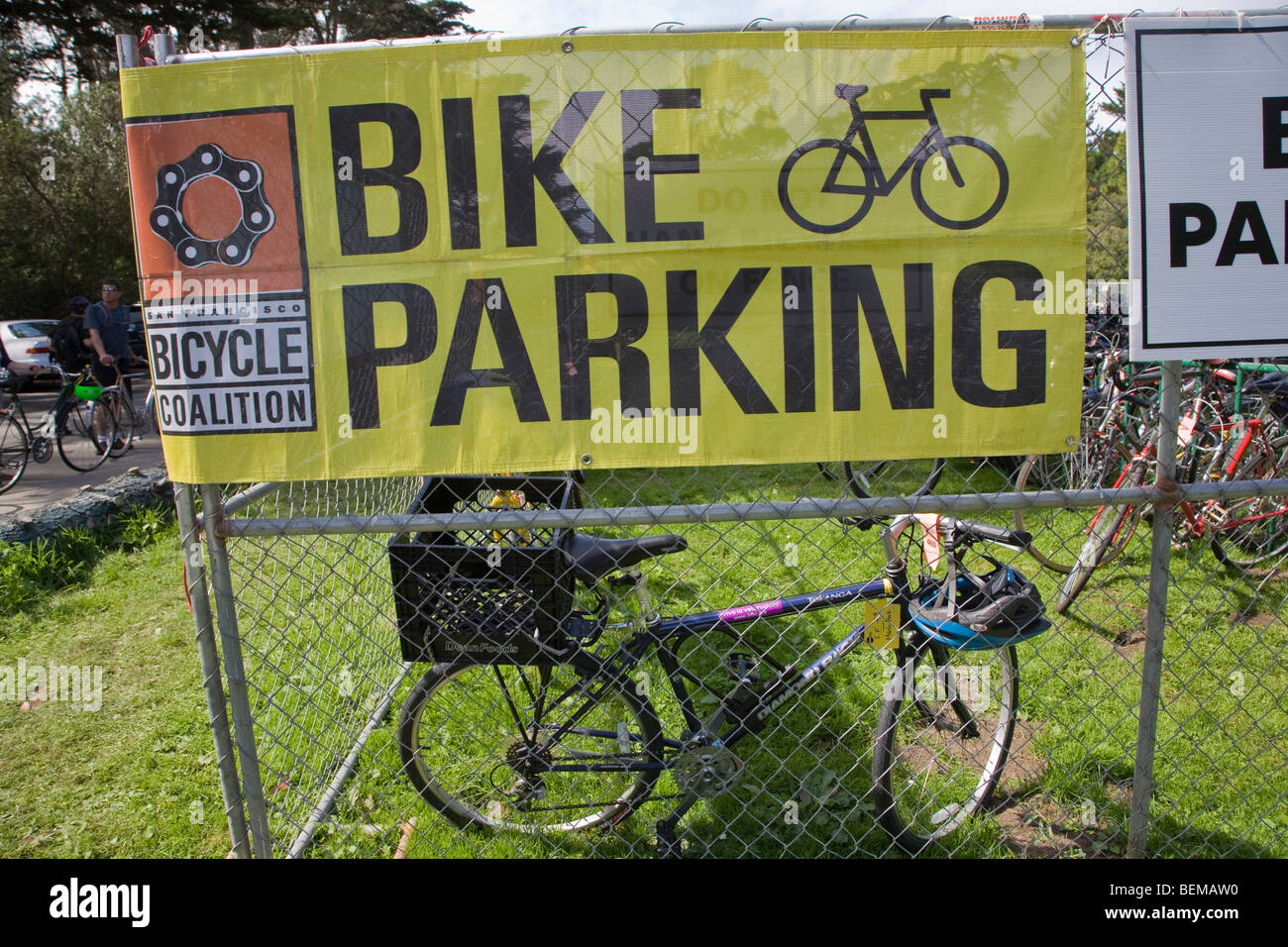 Fahrrad-Parken Zeichen auf dem kaum streng Bluegrass Festival im Golden Gate Park. San Francisco, Kalifornien, USA Stockfoto