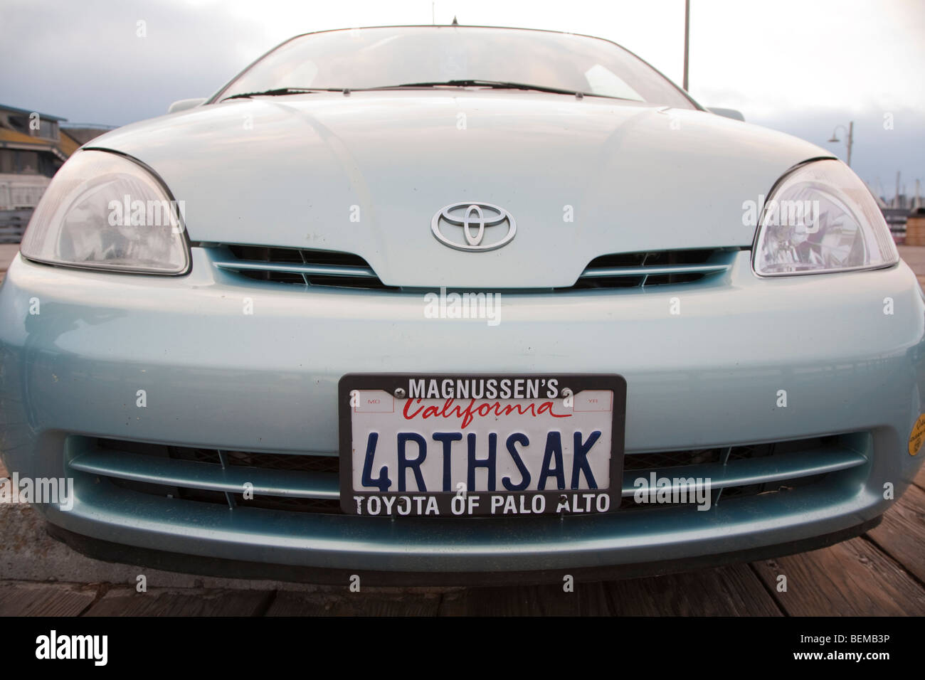 Vorderansicht des "4RTHSAK" (der Erde zuliebe) benutzerdefinierte Platte auf einem grauen Toyota Prius Hybrid-Auto. Kalifornien, USA Stockfoto