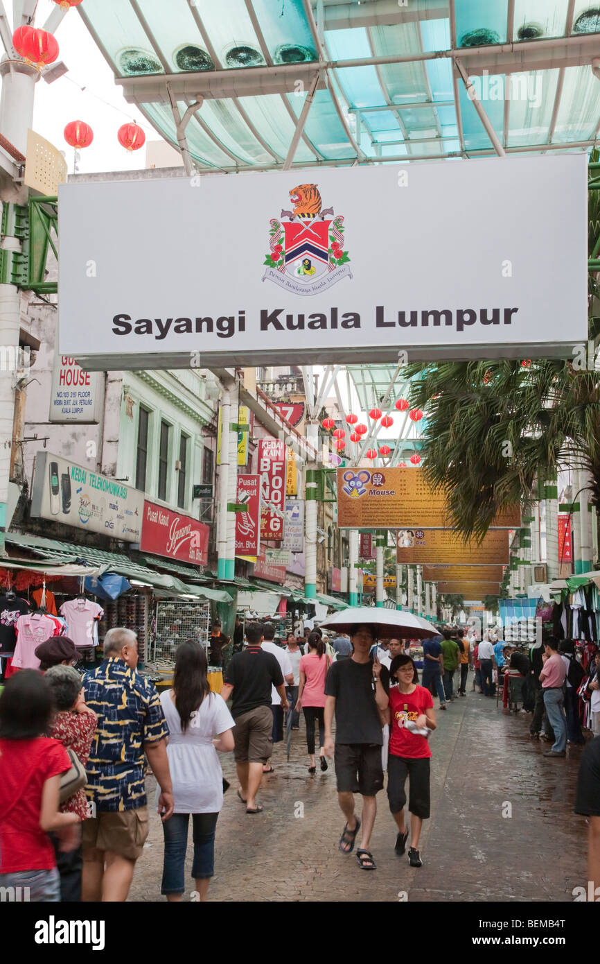 Fußgängerzone in Chinatown. Die obenliegenden Zeichen liest Sayangi Kuala Lumpur (schönen Kuala Lumpur). Stockfoto