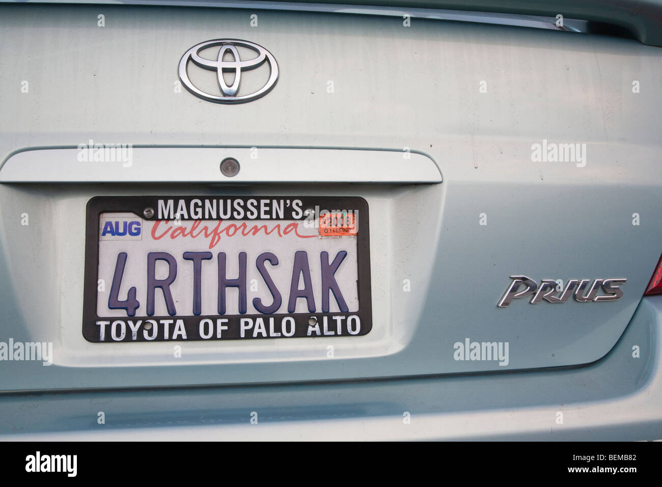 Eine Nahaufnahme von "4RTHSAK" (der Erde zuliebe) benutzerdefinierte Platte auf einem grauen Toyota Prius Hybrid-Auto. Kalifornien, USA Stockfoto