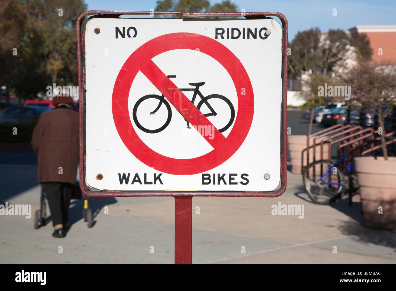 Kein Fahrrad fahren Zeichen im San Antonio-Einkaufszentrum. Mountain View, Kalifornien, USA Stockfoto