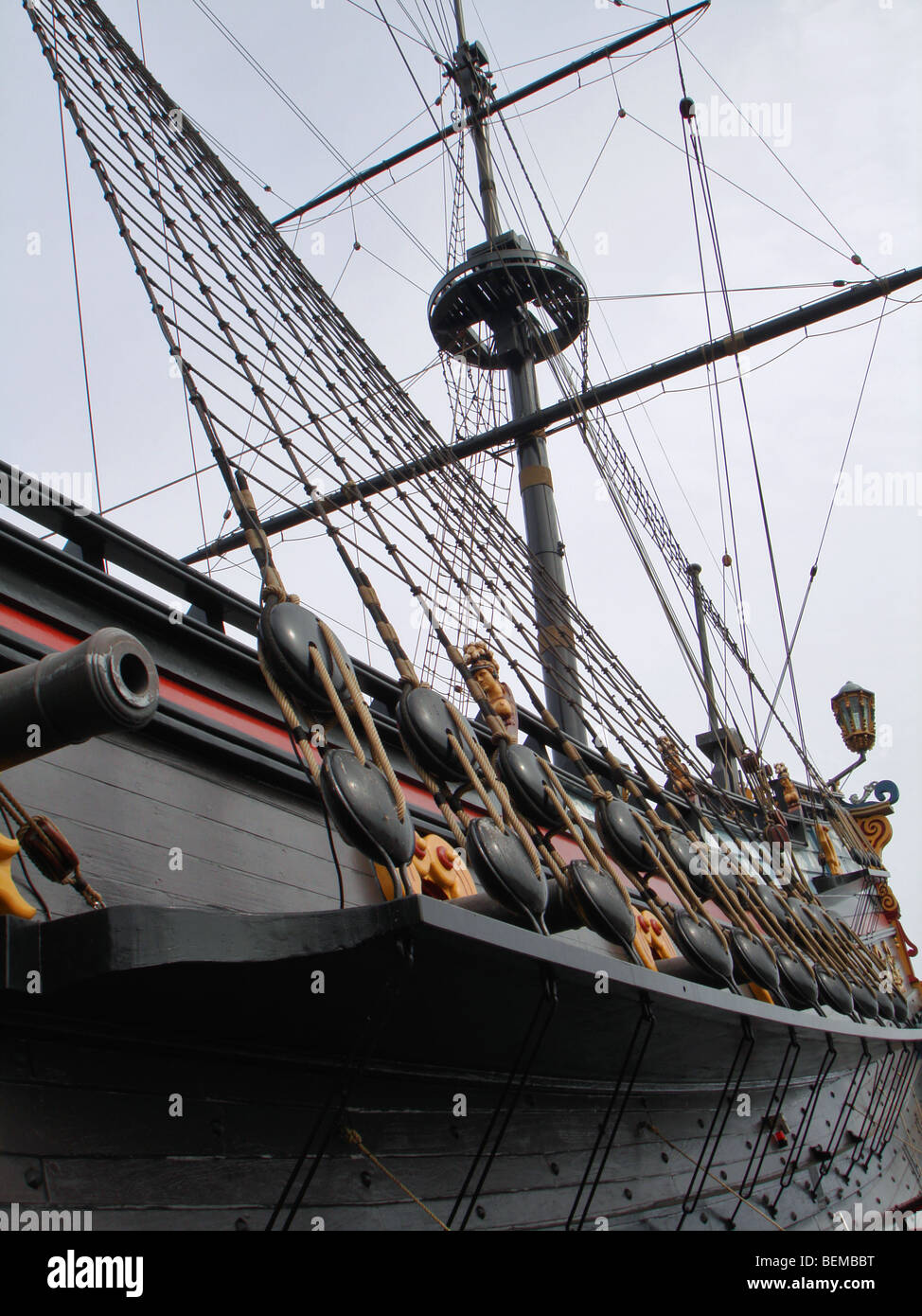 Niederländische Geschichte. VOC-Nachbau des Prins Willem Den Helder. Am 30. Juli 2009 wird das Schiff durch einen Brand zerstört. Stockfoto