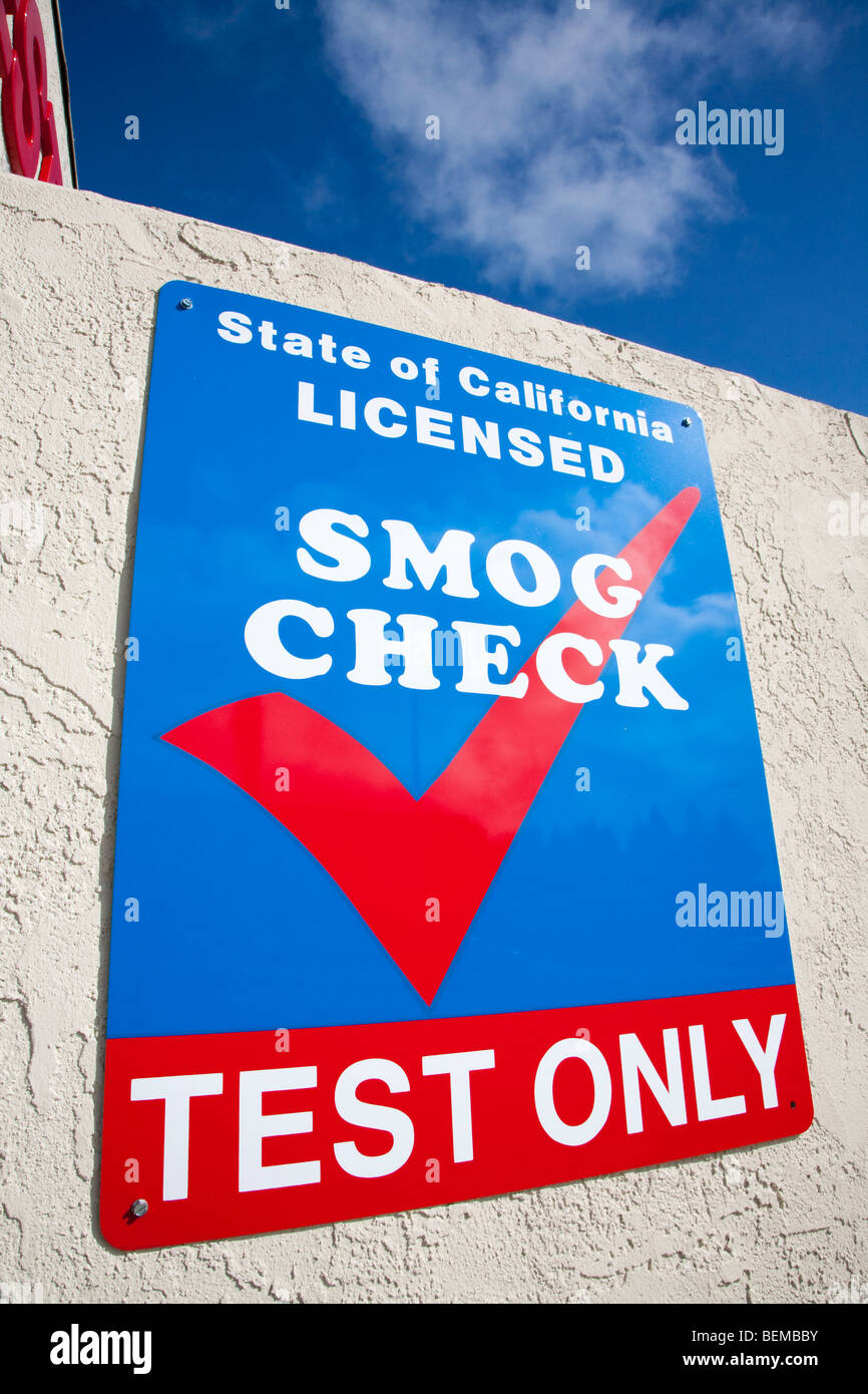 Ein 'Smog Check' Schild an einem Test einzige Station in Kalifornien, USA. Stockfoto