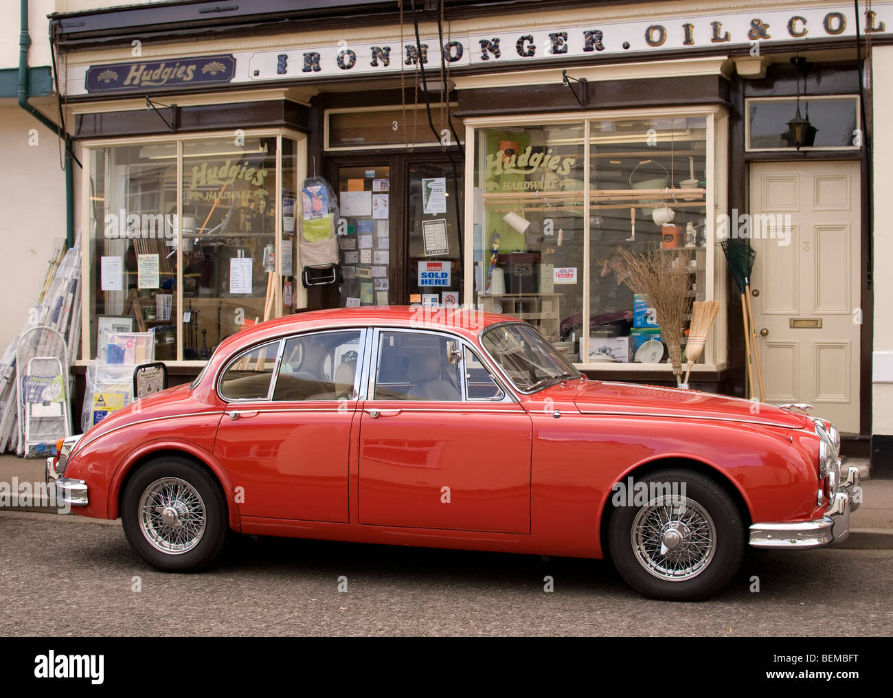 Ein klassischer Jaguar S-Type geparkt vor einem Metallwarenhändler Shop in Clare, Suffolk, England. Stockfoto