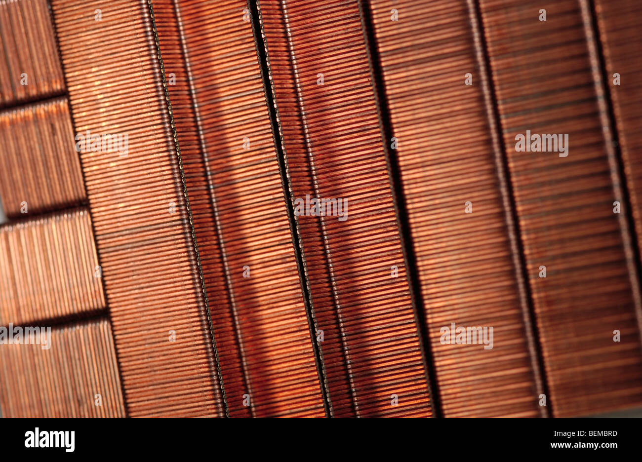 Gruppe von messingfarbene Metall Klammern Stockfoto