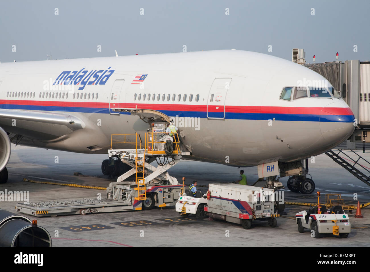 Bodenpersonal Personal Laden von Malaysia Airlines Flugzeug Stockfoto