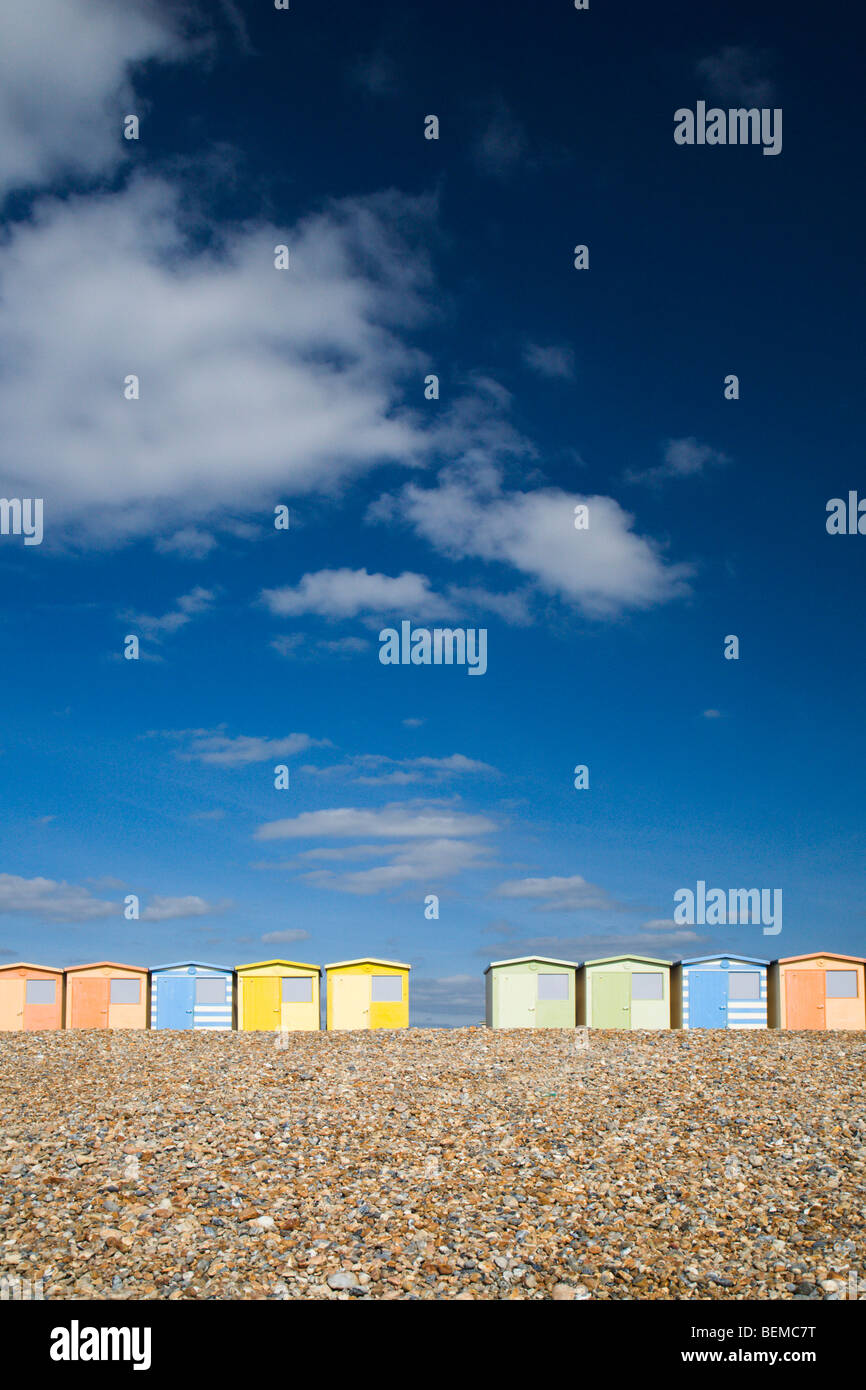 Bunte Strandhäuschen auf Seaford Strand, Sussex, England, UK. Stockfoto