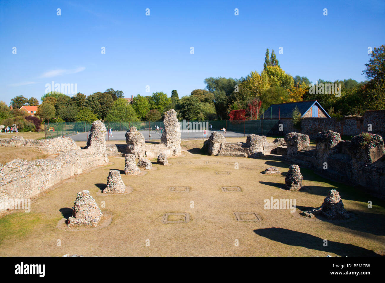 Abbey Ruinen und Tennisplatz Bury St Edmunds Suffolk England Stockfoto
