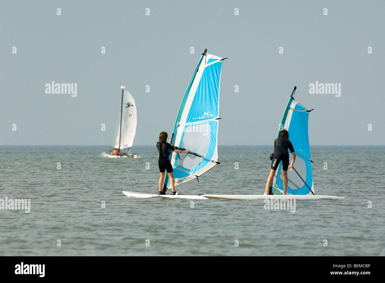 Zwei junge Mädchen Windsurfen entlang der Nordseeküste Stockfoto