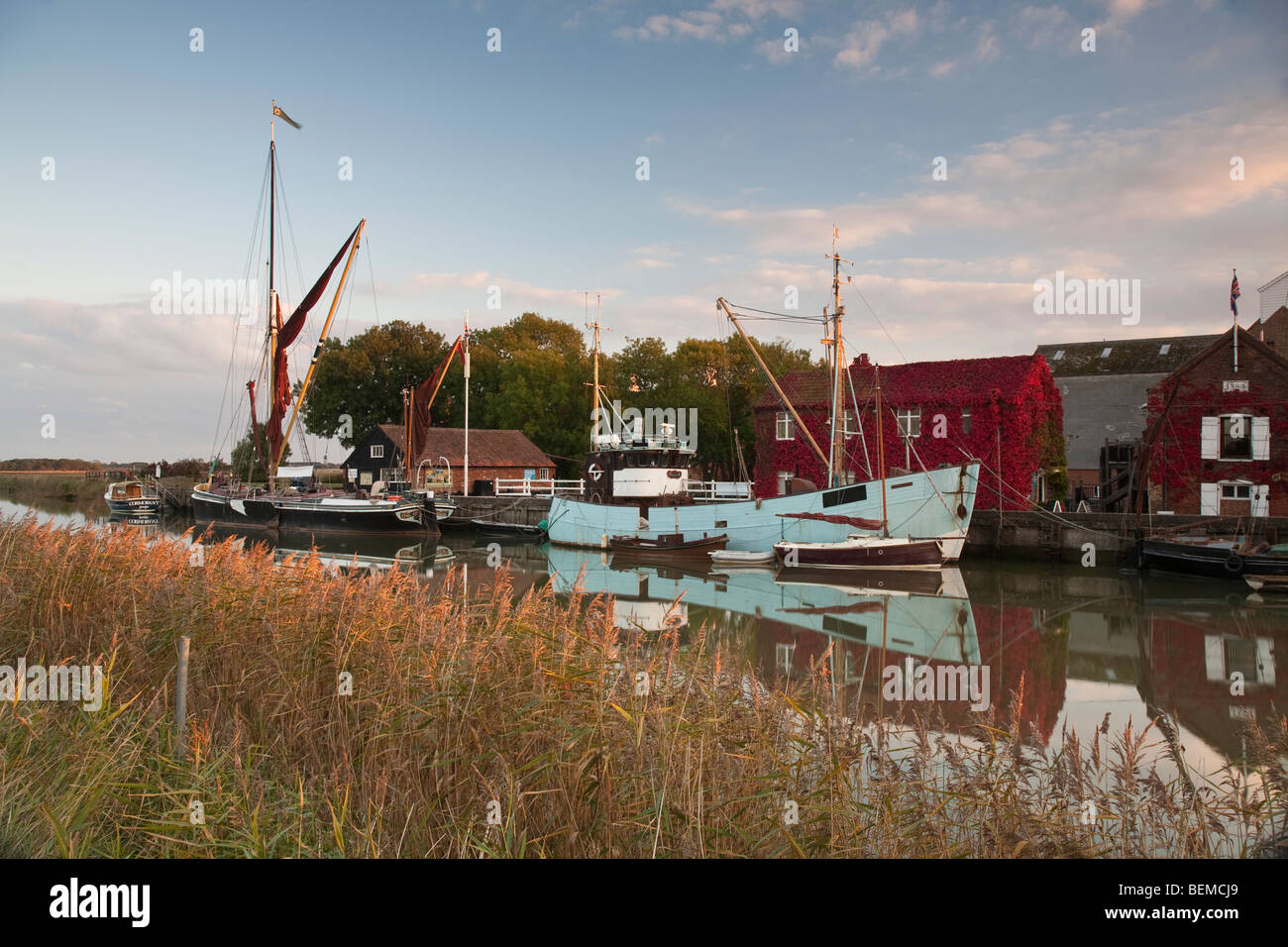 Alte Segelschiffe vor Anker am Fluss Alde bei Snape Maltings Suffolk England Stockfoto