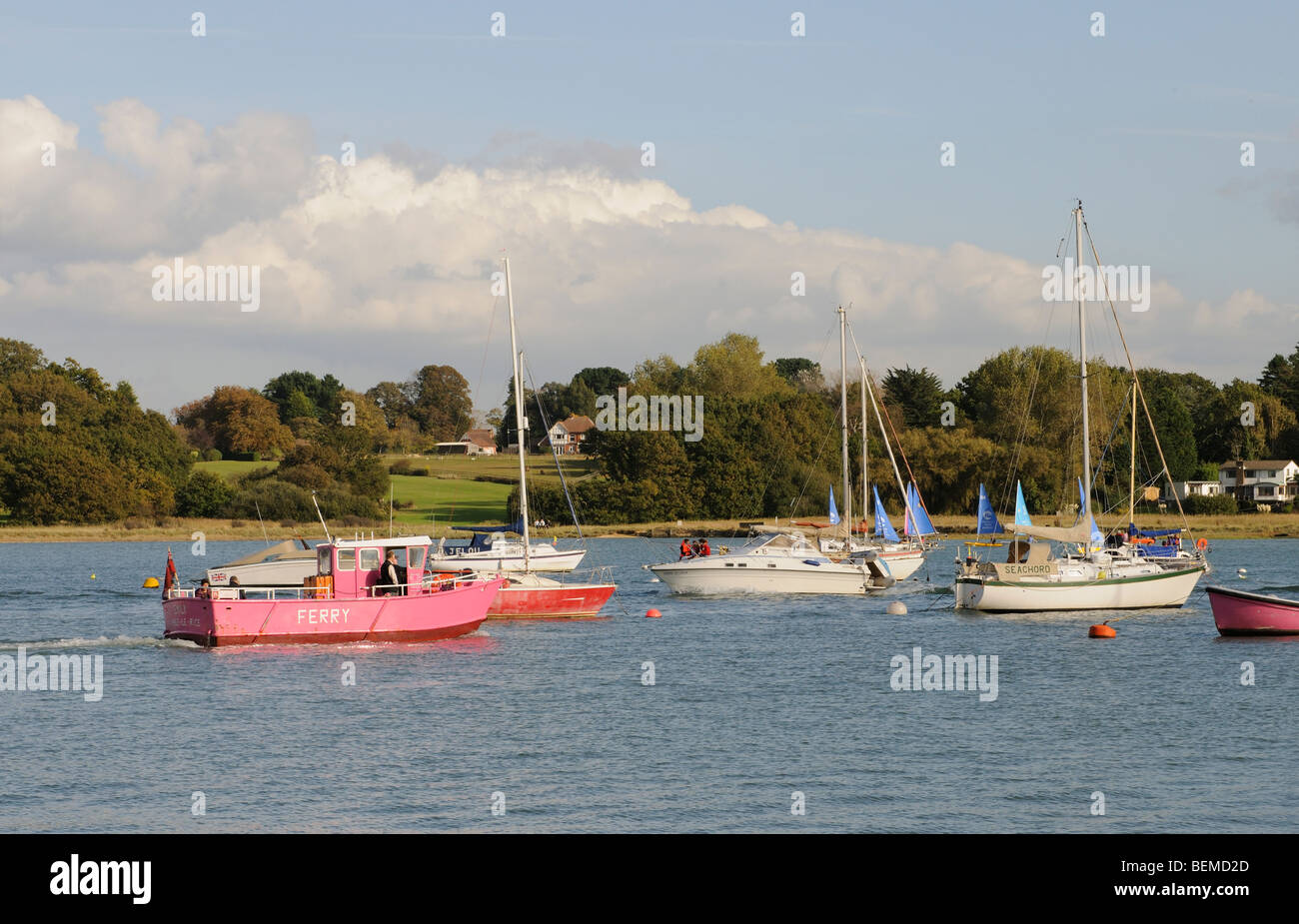 Fluß Hamble in Hamble le Rice eine Kleinstadt am Fluss in Hampshire, Südengland ein beliebtes Boot Zentrum & rosa Fähre Stockfoto