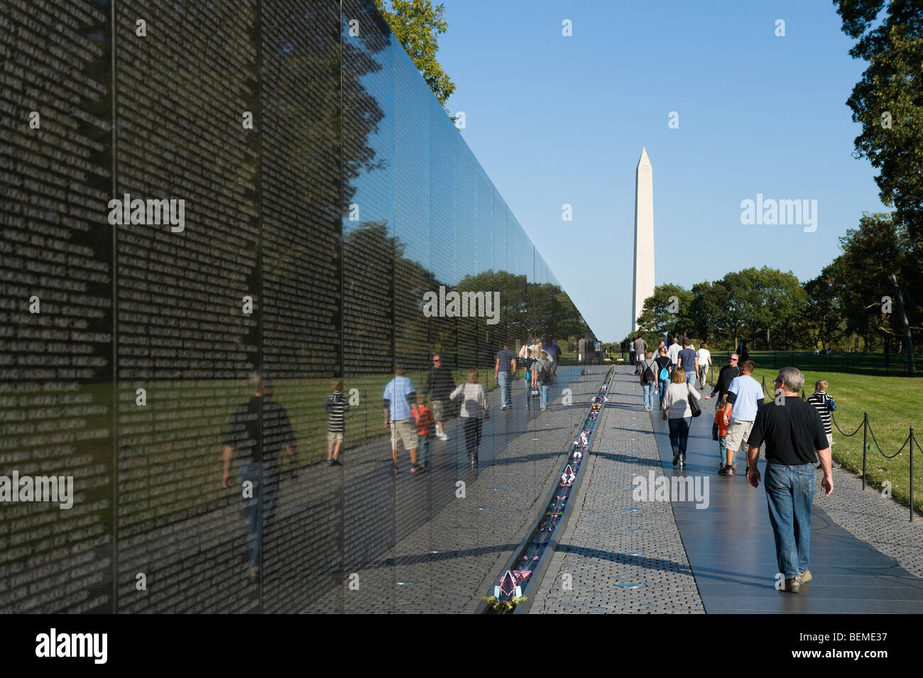 Vietnam Veterans Memorial mit dem Washington Monument hinter der Mall, Washington DC, USA Stockfoto