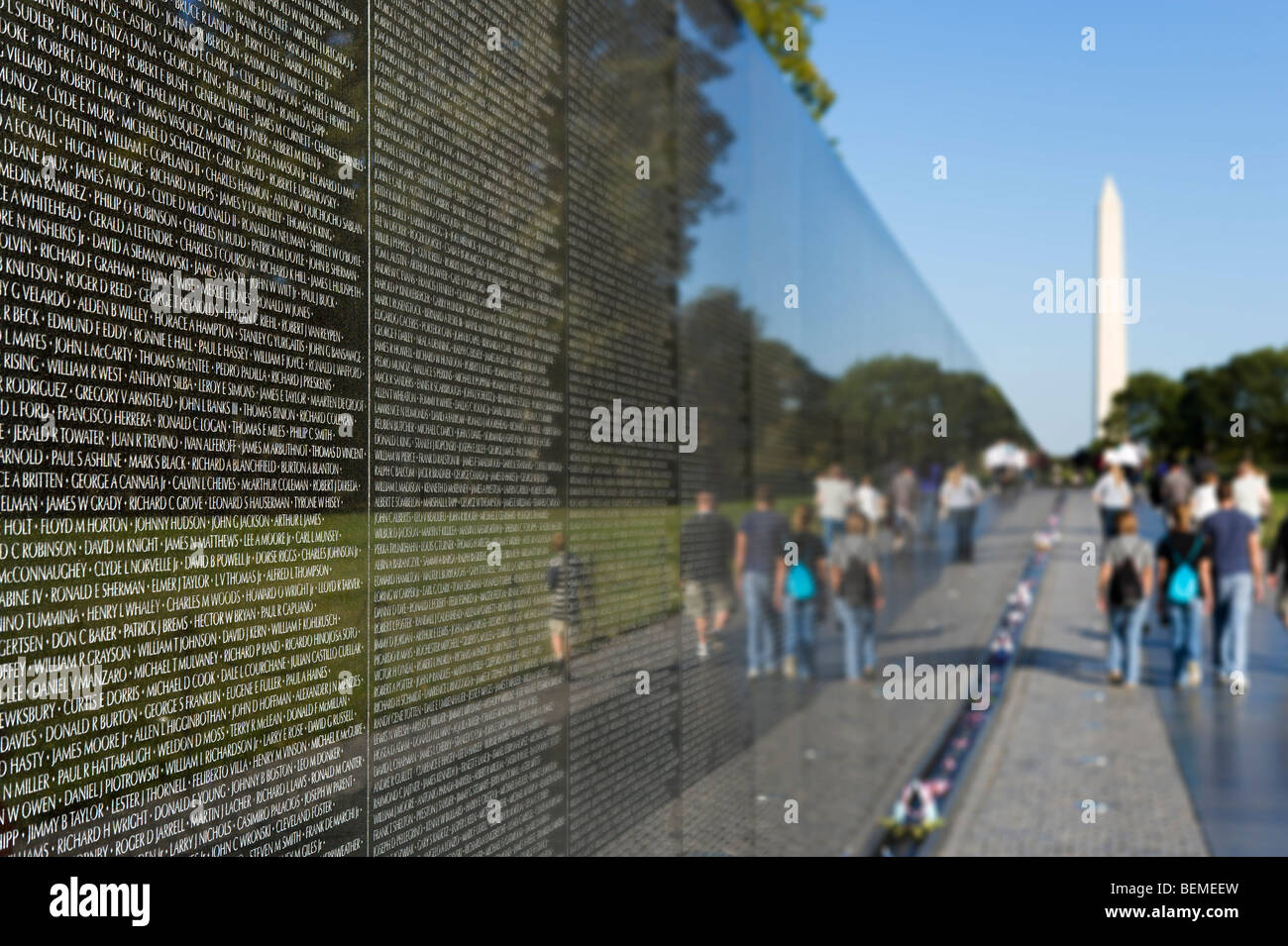 Vietnam Veterans Memorial mit dem Washington Monument hinter der Mall, Washington DC, USA Stockfoto