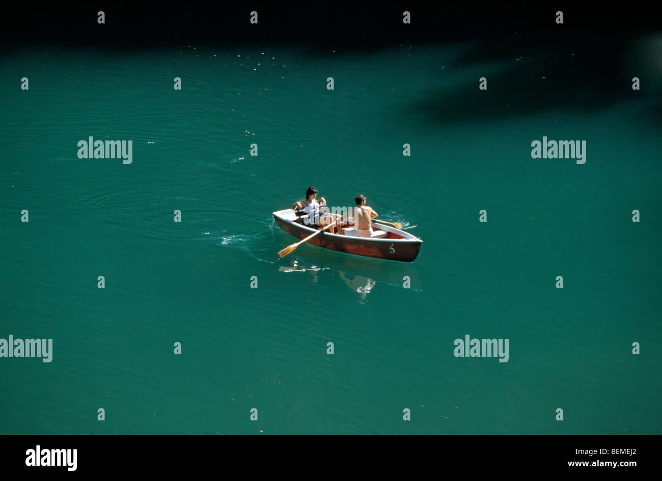 Paar im Ruderboot am See Stockfoto